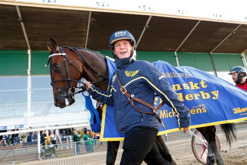 Derbyfavoriten Campo Bahia med sin skötare Nick Elving. Foto: Maria Holmén, TR Bild Foto av Maria Holmén, TR Bild